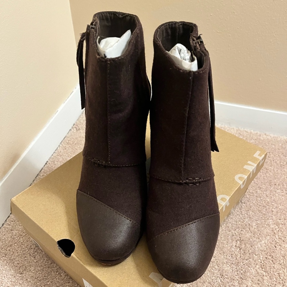 TOMS Desert Wedge High Dark Brown Wool Coated Canvas Booties Sz7
